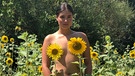 Nackte Frau mit Sonnenblumen vor der Brust | Bild: BR / Cora Laguna