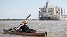 50 States - Dirk Rohrbach in Louisiana. Auf dem Mississippi sind Dirk Rohrbach im Kajak und ein Riesentanker zu sehen. | Bild: BR/Dirk Rohrbach