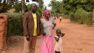 Dreiköpfige Familie in Ruanda, die in einem der sogenannten Versöhnungsdörfer lebt. | Bild: picture alliance/Gioia Forster/dpa