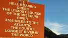 50 States - Dirk Rohrbach in Montana. Hinweisschild, auf dem steht, dass hier der Hell Roaring Creek ins Centennial Valley strömt und der längste Wasserweg Nordamerikas beginnt. | Bild: BR/Dirk Rohrbach