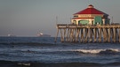 Huntington Beach - Kalifornien zwischen Klischee und Realität. Surfer teilen sich das Meer mit riesigen Ozeanfrachtern und Bohrinseln. | Bild: Dirk Rohrbach