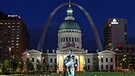 50 States - Dirk Rohrbach  in Missouri. Downtown St. Louis bei Nacht mit dem Gateway Arch im Hintergrund. | Bild: BR/Dirk Rohrbach 