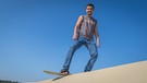 Sand Master - Caleb Van Winkle aus Florence hat seine Leidenschaft zum Beruf gemacht und will mir beibringen, wie man in den Dünen sandboardet. | Bild: BR/Dirk Rohrbach