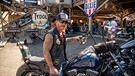 A biker poses for a photo at the Broken Spoke Saloon during the 80th annual Sturgis Motorcycle Rally on Friday, Aug. 14, 2020, in Sturgis, S.D. (Amy Harris/Invision/AP) Aufnahmedatum 14.08.2020 | Bild: picture alliance / Amy Harris/Invision/AP | Amy Harris