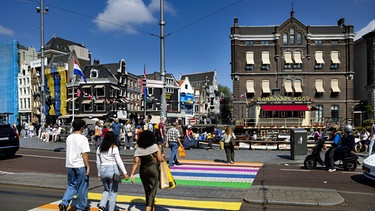 AMSTERDAM  Ein Regenbogen-Zebrastreifen auf dem Rokin im Vorfeld der Pride Amsterdam, einer mehrtägigen Veranstaltung, die in der Grachtenparade ihren Höhepunkt findet. | Bild: picture alliance / ANP | Ramon van Flymen