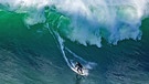 Nazare, Portugal: Surf Competion, The Nazaré Tow Challenge, Surfer: XXX, Aufnahmedatum 19.11.2023 | Bild: picture alliance / HOCH ZWEI | Juergen Tap