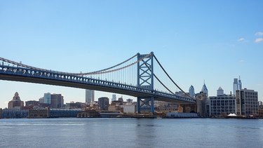 Shown is the skyline and the Benjamin Franklin Bridge in Philadelphia, Wednesday, Feb. 21, 2024. (AP Photo/Matt Rourke) | Bild: picture alliance / ASSOCIATED PRESS | Matt Rourke