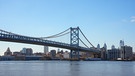 Shown is the skyline and the Benjamin Franklin Bridge in Philadelphia, Wednesday, Feb. 21, 2024. (AP Photo/Matt Rourke) | Bild: picture alliance / ASSOCIATED PRESS | Matt Rourke