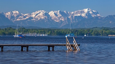 Buscharner Steg vor der Zugspitze, Münsing, Starnberger See, Oberbayern | Bild: picture alliance / Artcolor | -