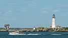 Foto eines Hummerbootes, das am "Boston Light" auf Little Brewster Island im äußeren Hafen von Boston, Massachusetts, USA, vorbeifährt. | Bild: picture alliance / dpa | Cj Gunther