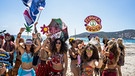 Flower Power Promotion vom Pacha Club am Playa ses Salines, Ibiza | Bild: picture alliance / Global Travel Images | Jürgen Held