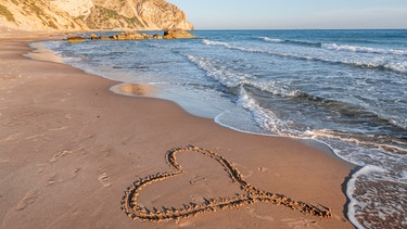 Herz im Strand, Küste am Paradise Beach, Strand und Türkises Meer, Kos, Dodekanes, Griechenland, Europa | Bild: picture alliance / imageBROKER | Moritz Wolf