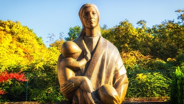 Statue von Schwester Josipa, Nonne mit Waisenkindern in Medugorje | Bild: picture alliance / Zoonar | goneWithTheWind