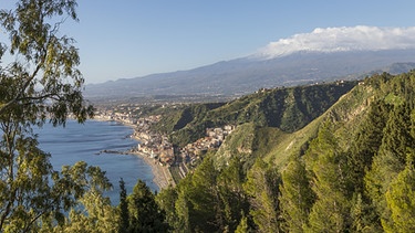 Blick vom öffentlichen Parco Duca di Cesaro (Taormina, Sizilien) auf Giardini Naxos und den Ätna
(c) Oliver Wintzen | Bild: picture-alliance/dpa/robertharding