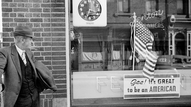 Store Window Sign, "Gee! It's Great to be an American", Covington, Kentucky, USA, John Vachon for Farm Security Administration, September 1939 | Bild: picture-alliance/dpa/Glasshouse images