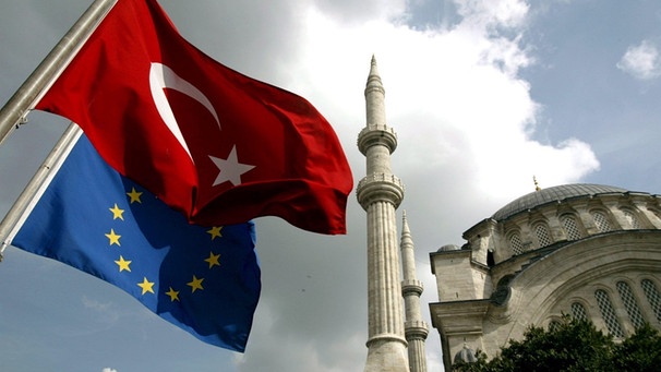 EU Fahne und die türkische Flagge vor der Nur-u Osmaniye Moschee in Istanbul | Bild: picture-alliance/dpa Tolga Bozoglu