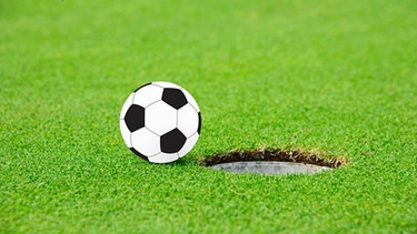 Symbolbild: Fußball am Rand eines Lochs | Bild: picture-alliance/dpa