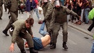 München am 6. Juli 1992: Polizisten tragen Demonstranten weg | Bild: picture-alliance/dpa