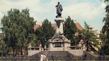 Die Statue von Adam Mickiewicz in Warschau. | Bild: picture alliance / Yuri Lizunov, Alexander Chumiche