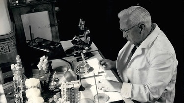 Der Forscher Alexander Fleming im Labor. | Bild: picture alliance / ZUMAPRESS.com | Chris Ware