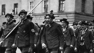1.Parteitag der NSDAP 1923: Bayerische Ortsgruppen mit ihren Fahnen vor dem Hauptquartier der Partei. | Bild: picture-alliance / akg-images 