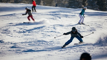 Ein Skifahrer beim Sturz | Bild: BR/ Julia Müller