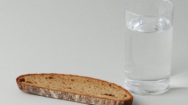 Brot und Wasser | Bild: picture-alliance/dpa