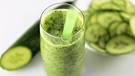 Ein Glas mit Gurken-Smoothie und einer aufgeschnittenen Gurke im Hintergrund | Bild: colourbox.com