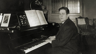 Erich Wolfgang Korngold am Klavier | Bild: picture-alliance/dpa