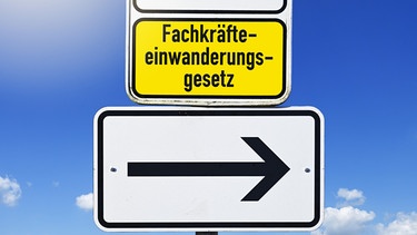 Schild mit Pfeil und Aufschrift Fachkräfteeinwanderungsgesetz | Bild: picture alliance / CHROMORANGE | Christian Ohde