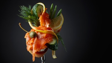 Eine Gabel mit dekorativem Essen vor einem schwarzen Hintergrund. | Bild: colourbox.com