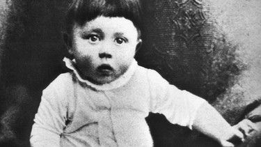 Adolf Hitler als Kind um 1890 | Bild: picture-alliance/dpa