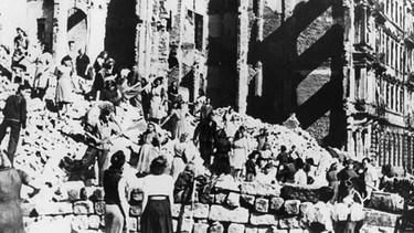 Trümmerfrauen und Jugendliche in einer Ruine in Dresden 1946 | Bild: picture-alliance/dpa