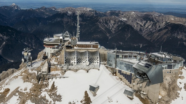 Zugspitzgipfel mit Schneefernerhaus und Münchner Haus, Luftaufnahme, | Bild: colourbox.com