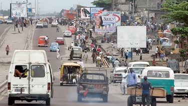 Strassenszene in Kinshasa, Hauptstadt der Demokratische Republik Kongo. | Bild: picture alliance / photothek | Thomas Imo