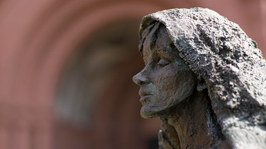 Eine Statue der Hildegard von Bingen. | Bild: picture alliance / imageBROKER | Michael Weber
