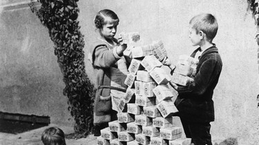 Kinder spielen mit Geldscheinen, 1923  | Bild: picture-alliance / akg-images | akg-images