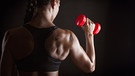 Muskulöse Frau mit Hantel | Bild: colourbox.com