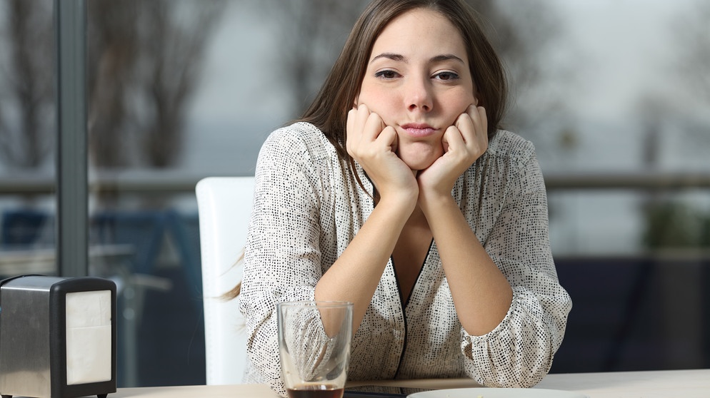 Langeweile - Kann ein Gefühl politisch sein?
Eine Frau mit braunen Haaren sitze gelangweilt am Tisch, das Gesicht auf ihre Hände gestützt | Bild: colourbox.com