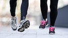 Laufschuhe einer Frau und eines Mannes  | Bild: BR