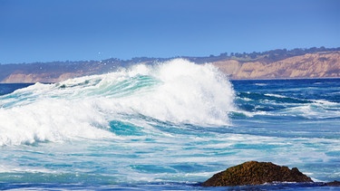 Wellen brechen an einer Meeresbrandung. | Bild: Colourbox.com
