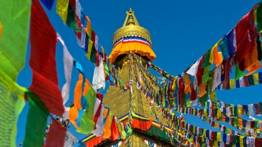 Tempel mit Gebetsfahnen | Bild: picture-alliance/dpa