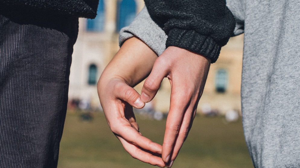 Offene Beziehung - Das Ende der Monogamie?
Man sieht zwei Hände zu einem Herz geformt, eine Hand gehört einer Frau, die andere einem Mann | Bild: BR/Vera Johannsen