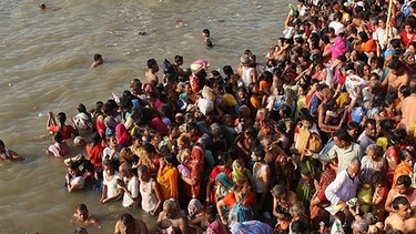 Pilger in Varanasi Indien nehmen das heilige Bad im Ganges | Bild: picture-alliance/dpa