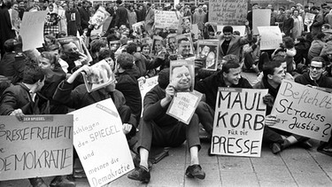 Gegen die Verhaftung von "Spiegel" - Redakteuren demonstriert am 30. Oktober 1962 eine Gruppe von Studenten vor der Frankfurter Hauptwache mit einem Sitzstreik. | Bild: picture-alliance/ dpa | Goettert