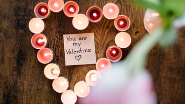 Ein Herz aus Teelichtern, in der mitte ein Post-it auf dem steht "You are my Valentine". | Bild: BR/Vera Johannsen