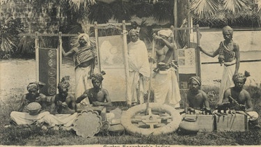 "Gustav Hagenbeck's Indien" (Indische Handwerker in der Völkerschau "Indien" in Hagenbecks Tierpark in Hamburg-Stellingen). Fotopostkarte, Dresden (Wilhelm Hoffmann A. G.), o. J. (um 1910). Privatsammlung. | Bild: picture alliance / akg-images