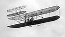Ein Doppeldecker der Brüder Wright 1908 in Europa. Orville und Wilbur Wright gelten als die Erfinder des Flugzeugs. | Bild: picture-alliance / dpa | -
