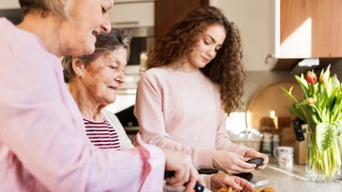 Drei Frauen unterschiedlichen alters kochen zusammen in einer Wohnküche. | Bild: colourbox.com