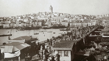 Die Brücke von Galatha und der Galataturm in Konstantinopel. Glasdiapositiv, um 1910 | Bild: picture-alliance / brandstaetter images/Österreichisches Volkshoc | Anonym
